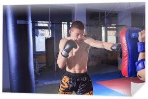 kickboxing mężczyzna w siłowni