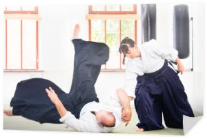 Mężczyzna i kobieta walczący w szkole sztuk walki Aikido