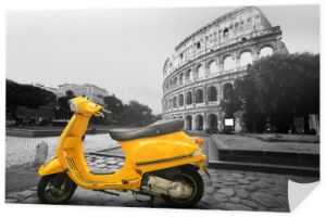 Żółty vintage skuter na tle Koloseum