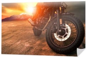 Stare retro motocykl i piękny zachód słońca niebo tło