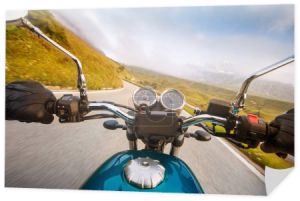 Jazda motocyklem po alpejskiej autostradzie, widok na kierownicę, Dolomity, Europa.