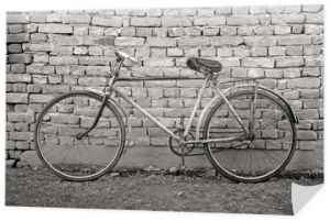 stary rower oparty o ścianę