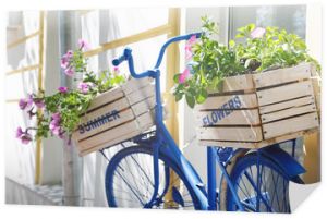 stary rower z pudełkiem na kwiaty