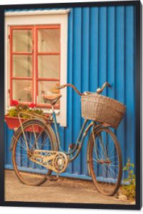 Stary zardzewiały rower damski przed szwedzkim domem