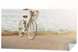 Rowery zaparkowane na plaży. Retro rowerów w pobliżu morza. Rower na tle horyzont morze.