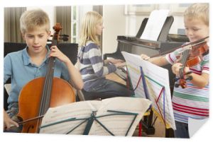 Dzieci grające na instrumentach muzycznych w domu