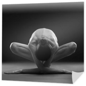Naga joga. Piękne seksowne ciało młodej kobiety na czarnym tle