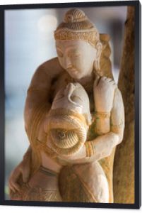 Zbliżenie Khmer drewniane posągi kochanków z niewyraźne backgroun
