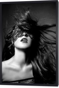 Seksowna dziewczyna w czarnej bieliźnie na czarnym tle. Erotyczna sesja zdjęciowa urocza atrakcyjna kobieta z maską z zawiązanymi oczami na twarzy. Włosy dziewczyny fruwające w powietrzu