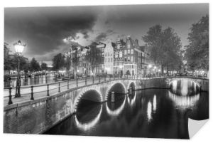 Piękny widok na słynne kanały światowego dziedzictwa UNESCO w Amsterdamie, Holandia, w czerni i bieli. Keizersgracht (Kanał Cesarski)