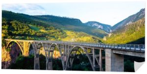 Most Tara i piękne góry w Czarnogórze