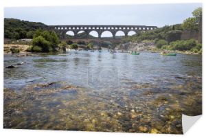 Prowansja, Francja - 18 czerwca 2018 r.: Pont du Gard (most Gard), jak i osób pływania na łodziach w Provence, Francja