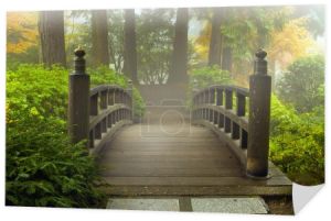 drewniany most japoński ogród jesienią