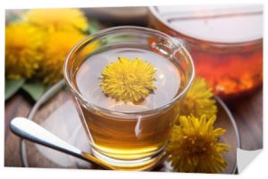 Dandelion herbata i miód z żółte kwiaty na drewnianym stole,