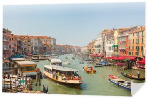 Canal Grande w Wenecji po południu z mnóstwem gondoli, łodzi, promów itp. Kolorowe domy i Palazzo of Venice z fasadami w różnych stylach. Włochy