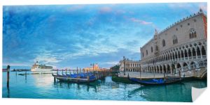 Widok na poranny plac San Marco i statek wycieczkowy, Wenecja, Włochy
