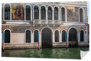 Stara fasada wzdłuż typowego kanału wodnego w Wenecji, Włochy