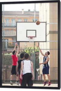 młodzi koszykarze bawią się energią w miejskim miejscu