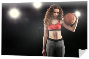 Sportowy kobieta z piłkę do koszykówki 