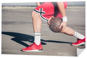 przycięte zdjęcie z gry w koszykówkę na ulicy koszykarz