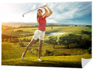 Kobieta golfistka uderzająca piłkę w piękną scenerię
