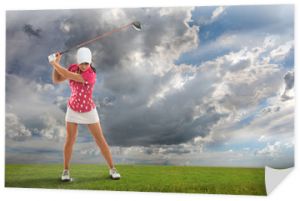 Młoda kobieta gra w golfa