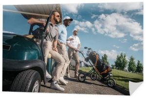 mężczyzn stojących w pobliżu wózek golfowy