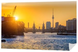 Berlińska panorama z rzeką Sprewą o zachodzie słońca, Niemcy