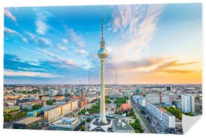Berlin skyline panorama z słynnej wieży telewizyjnej na Alexanderplatz o zachodzie słońca