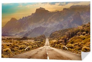 Obraz związany z niezbadanymi podróżami drogowymi i przygodami. Droga przez malowniczy krajobraz do miejsca przeznaczenia w parku przyrody Teneryfy.