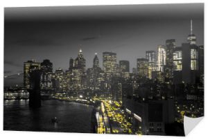 Czarno-biała nocna panorama Nowego Jorku ze złotymi żółtymi światłami świecącymi w centrum Manhattanu