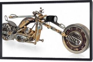 Ręcznie robiony motocykl, chopper, cruiser złożony z metalowych części, łożysk, śtubokrętów, świec silnikowych, przewodów, łańcuchów.