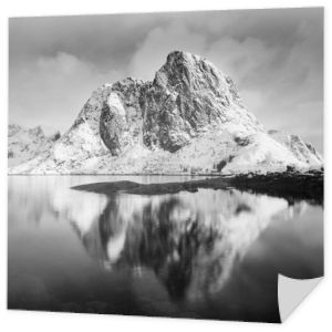 malowniczy widok na jezioro i góry w śniegu, czarno-białe