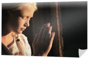 dziewczyna modli się w ciemności