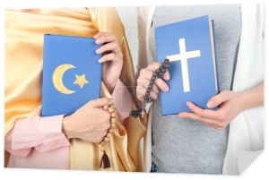 dwaj przyjaciele trzymania książek z religii symboli