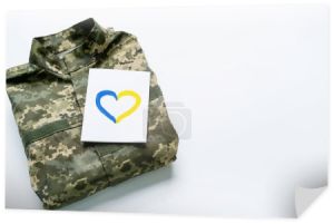 Widok z góry karty z niebiesko-żółtym znakiem serca na mundurze wojskowym na białym tle