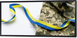 Widok z góry mundur wojskowy i niebiesko-żółta wstążka na białym tle, sztandar 