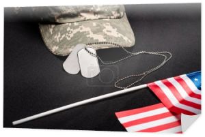 Close up widok na tagi psa, czapka i amerykańska flaga na czarnym tle 