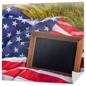 bliska pustego tablica na amerykańskiej flagi z gwiazdami i paskami 