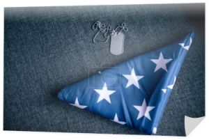 Tag pies i złożona amerykańska flaga na kanapie w domu