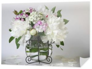 Bukiet białych kwiatów piwonii w wazonie. Dekoracja kwiatowa z bukietem piwonii i różowych kwiatów goździków w wazonie.