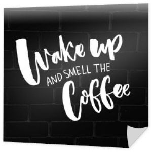 Obudź się i poczuj zapach kawy. Inspirujący cytat o kawie i poranku. Typografia mówiąca na tle czarnej cegły