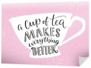 Filiżanka herbaty sprawia, że wszystko jest lepsze. Zabawny cytat, nadruk z ręcznie napisami w kształcie filiżanki na różowym tle