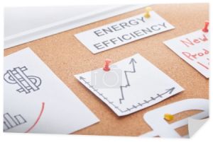papierowe karty z tekstem efektywności energetycznej i zwiększyć wykres przypięte na pokładzie biura korka