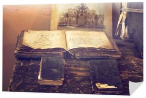  Stare słowiańskie książki religijne ze starożytnymi tekstami w muzeum historycznym