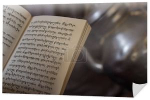 Stron książki z tekstów buddyjskich.
