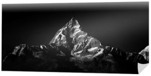 Szczyt Machapuchare w Himalajach. Kolor czarno-biały.