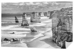 Dwunastu Apostołów formacje skalne, Great Ocean Road, Victoria, Australia. Obraz czarno-biały.