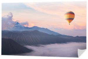 piękny inspirujący krajobraz z balonem latającym na niebie, cel podróży