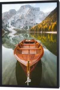 Stara łódź wiosłowa w Lago di Braies w Dolomitach, Południowy Tyrol, Włochy